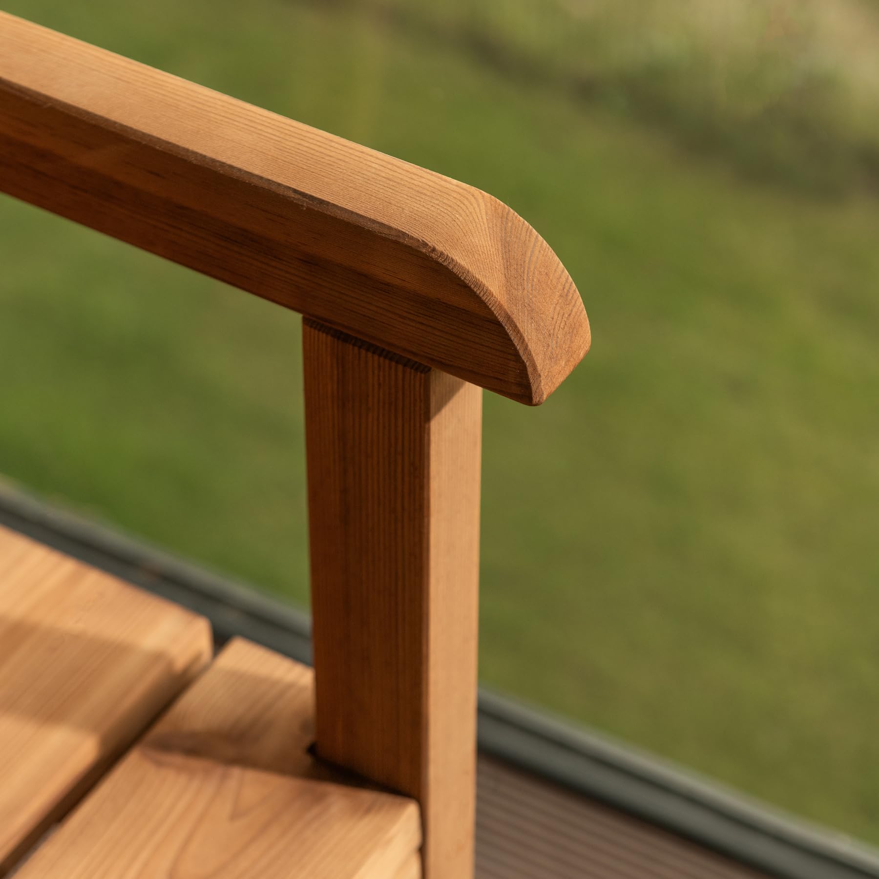 Amata UNGURS Einzelbank Modernes Design - Wetterfeste Holzbank für Draußen, Terrasse, Hinterhof und Garten Feuerstellen - Ergonomischer und Langlebiger Stuhl, Zeitloses Design (Braun)