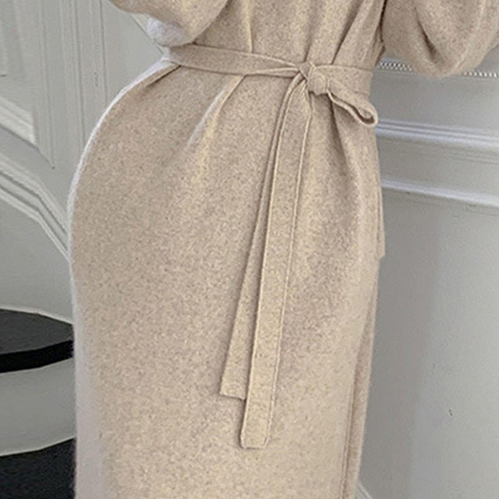 Robe midi en tricot à col roulé pour femme, col montant boutonné et manches longues. Texture en tricot côtelé, assortie à une ceinture réglable. Cette robe pull chic est un must have