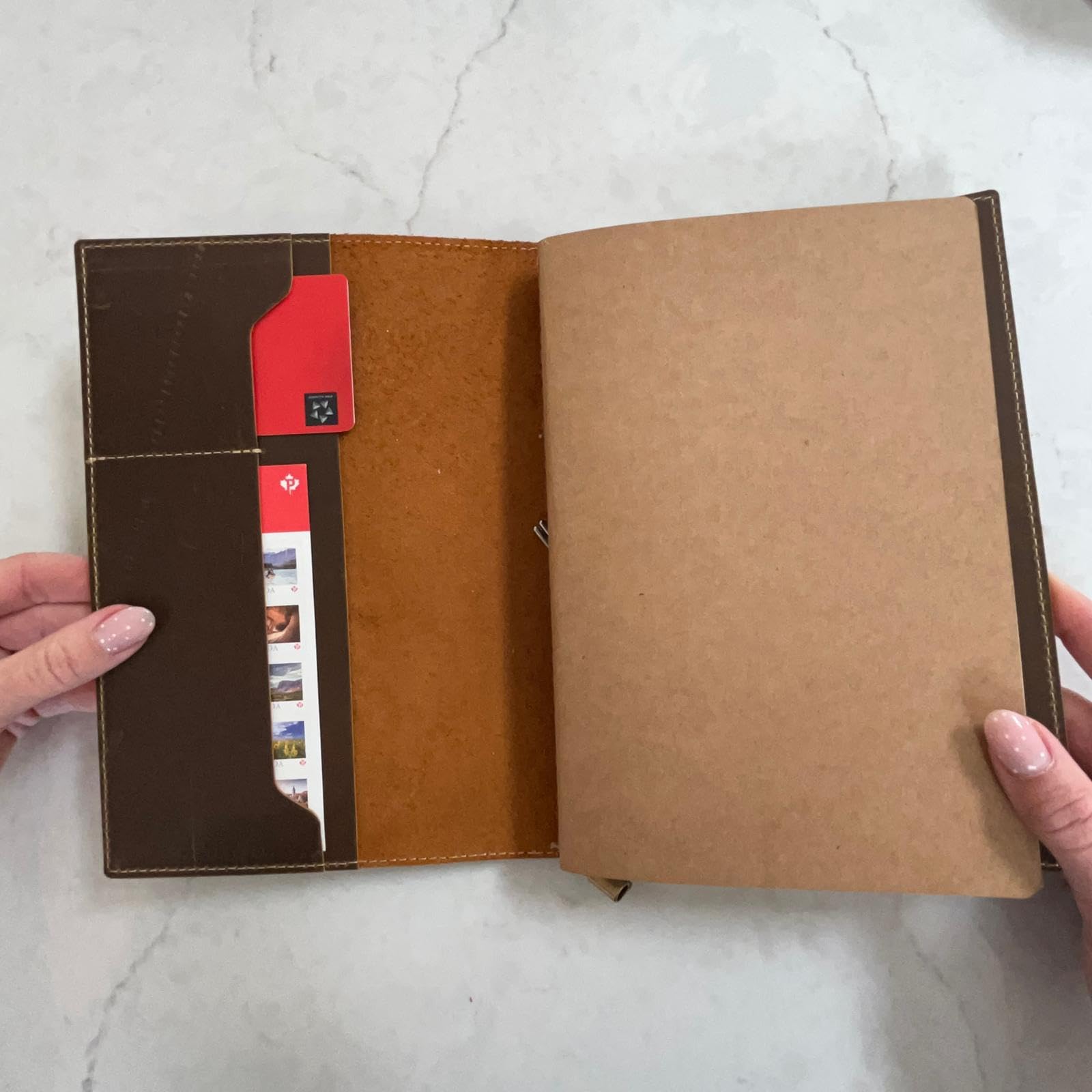 WANDERINGS Cuaderno de Viaje Tamaño A5 con Bolsillos - 6" x8,5/15 cm x 22 cm - Diario de Viaje Recargable - Hecho a mano, Cuaderno de Cuero Premium, Incluye Recargas de Papel en Blanco de 120 GSM