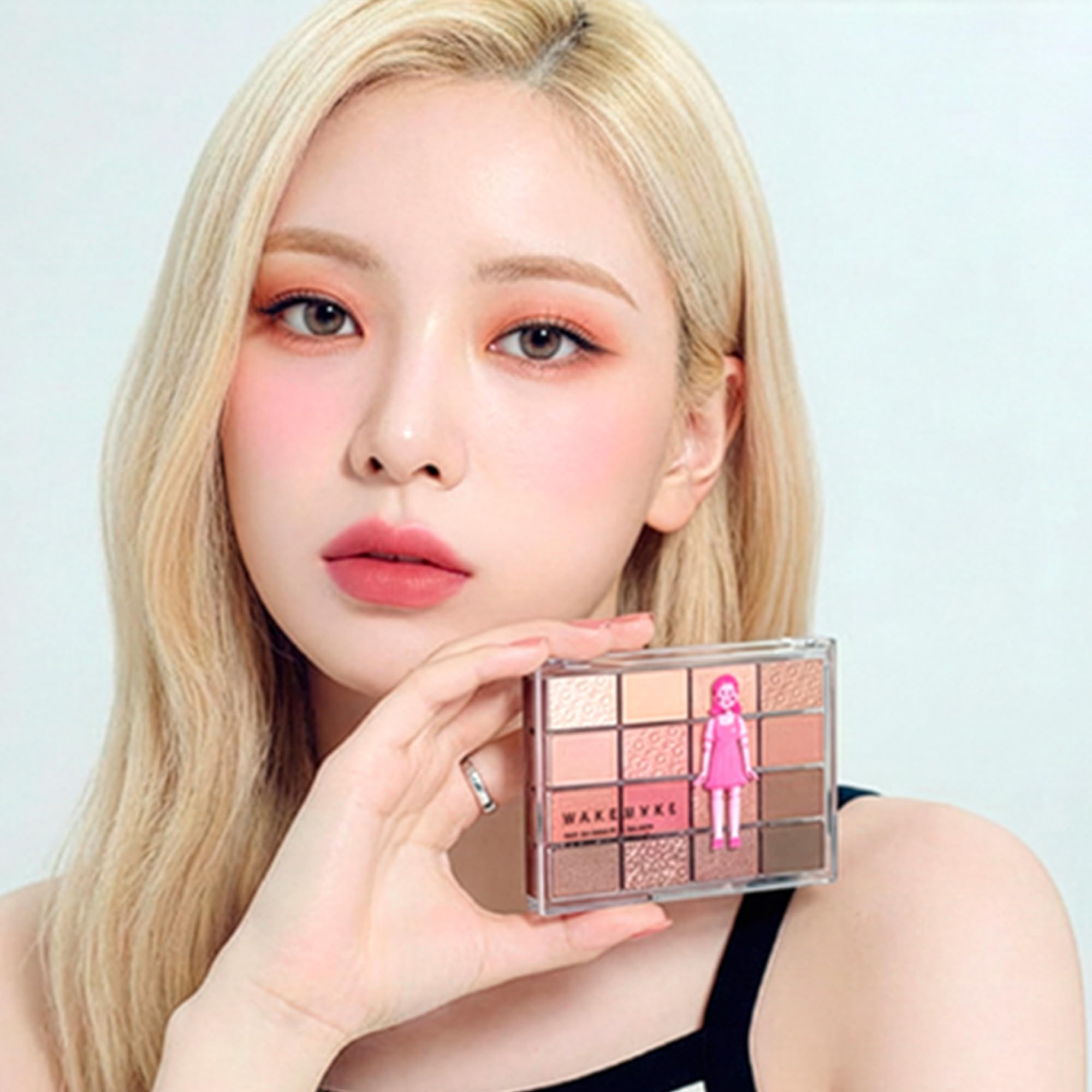 Netflix Soft Blurring Eye Palette - 24 Bloody Game Blurring by Wakemake for Women - 0.49 oz Eye Shadow