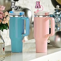 Vista 3 de 3 tapas de popote para Stanley Cup de 30 y 40 onzas, reutilizable, 0.394 in, tapa protectora de popote con 2 dijes de letras iniciales