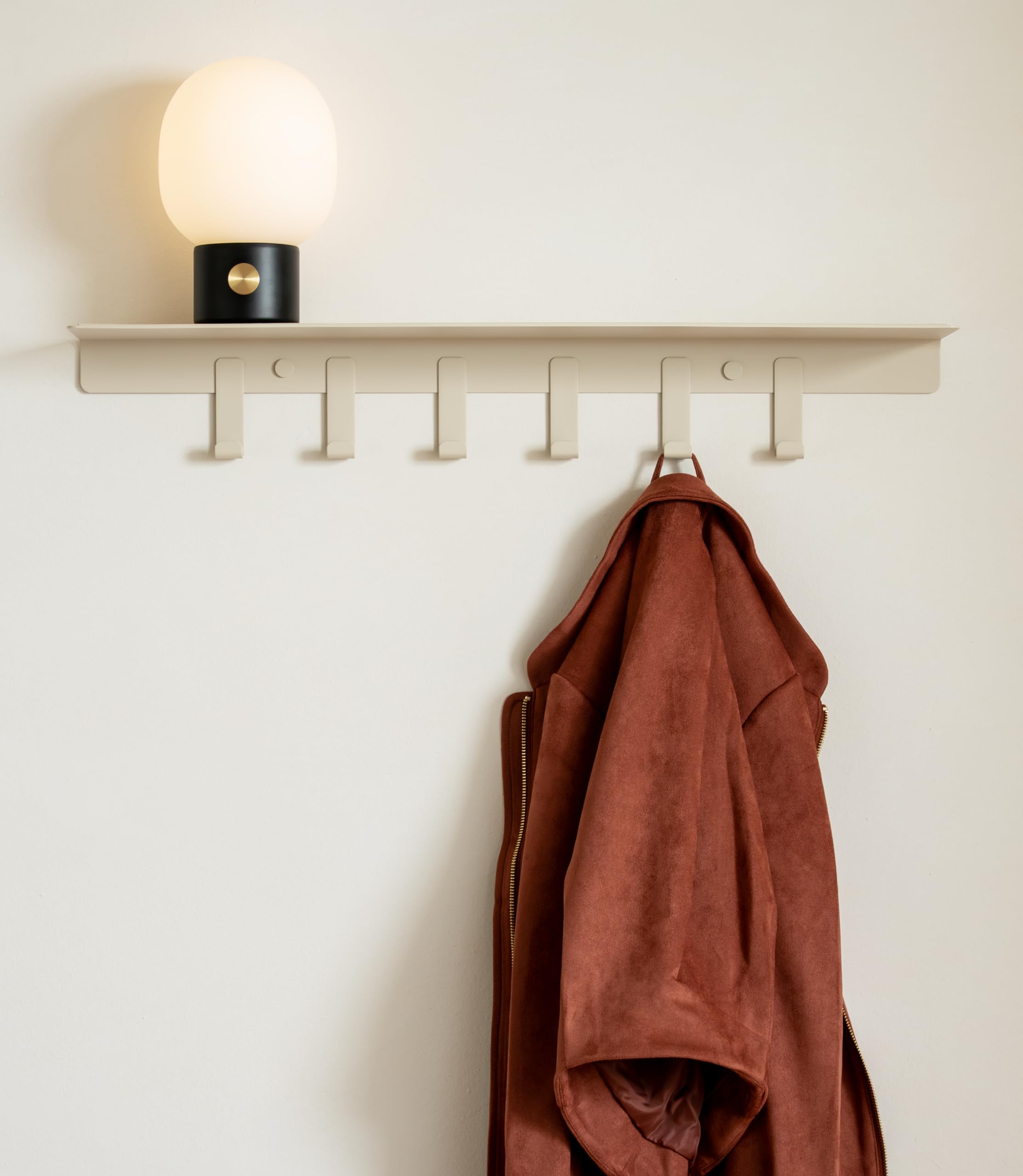 Kazai. Porte manteau mural 'Holmsen' | Crochet mural avec étagère design moderne | Patère murale en métal | Porte-manteau pour entrée | Sable Taupe