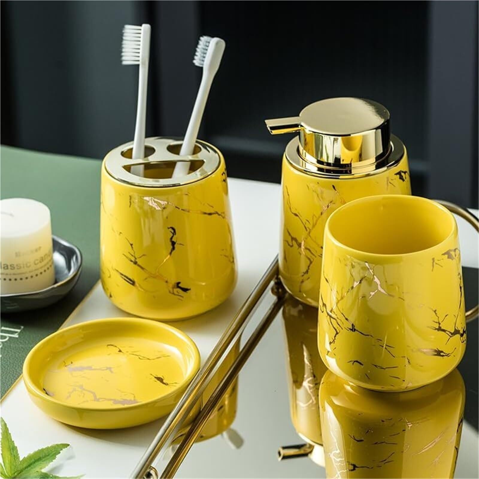 Set di accessori per il bagno Set di lavaggio con dispenser sapone in marmo, pompa for lozione for le mani, portaspazzolino e bicchieri Arredamento per gli affittuari(Yellow Four Piece)