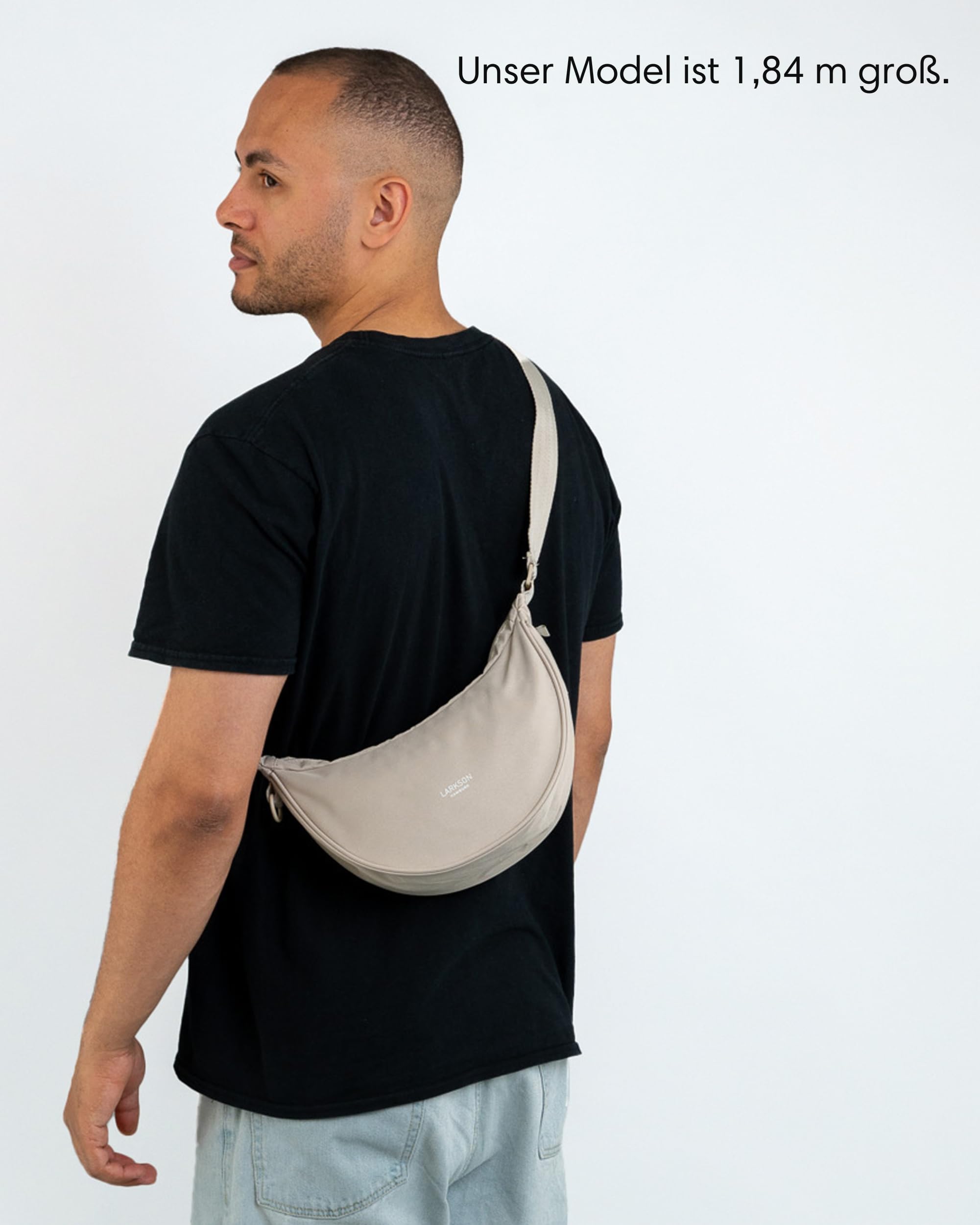 LARKSON Crossbody Bag Damen & Herren Beige - Solveig Small - Umhängetasche im Halbmond Style - Halbrunde Schultertasche - Moon Bag Design - Wasserabweisend