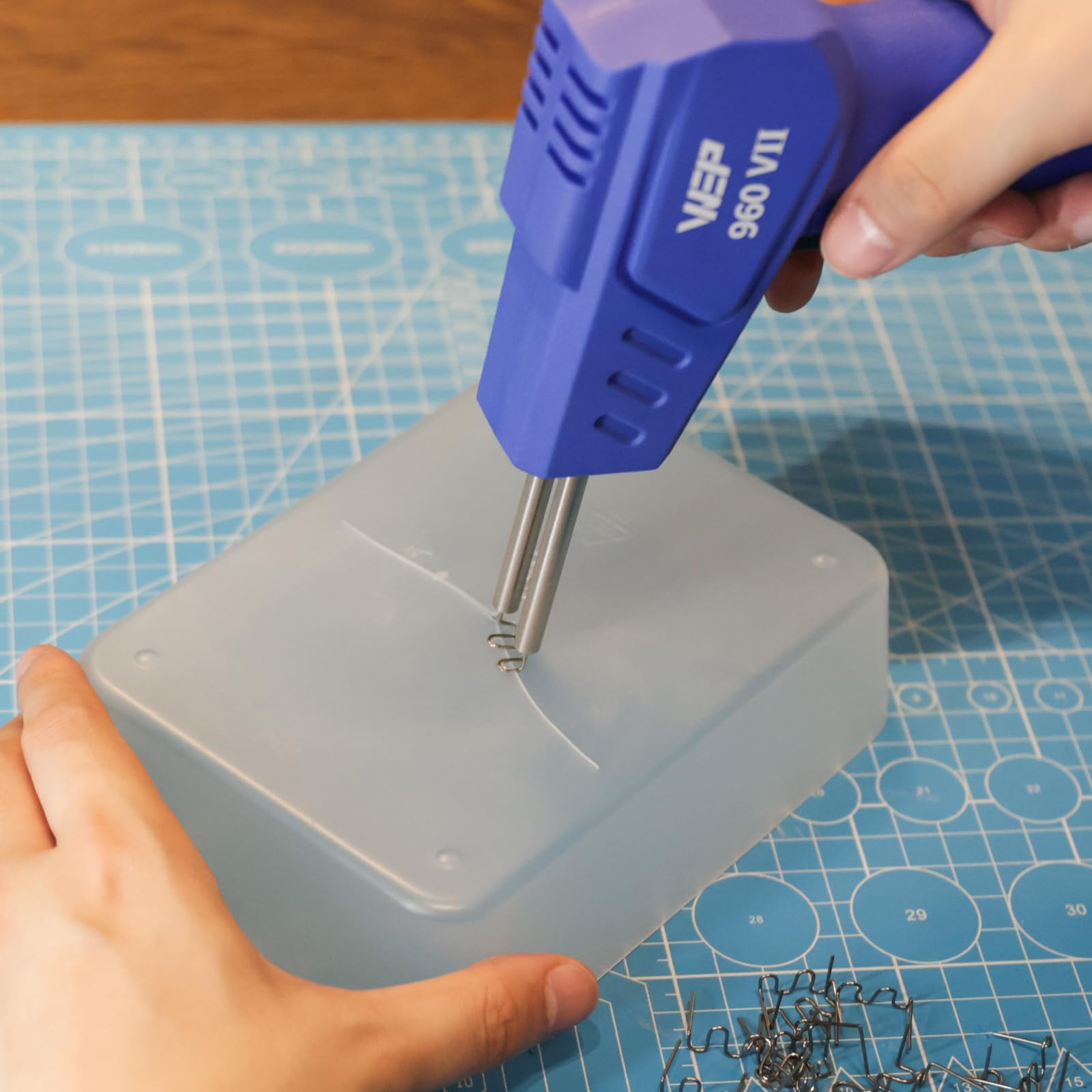WEP 960-VII Kit Soudure Plastique avec Poignée Ergonomique et Lumières LED avec 350 Agrafes Chaudes et Pinces pour Soudure de Pare-chocs de Voiture, Réparation de Réservoirs en Plastique(EU Plug)