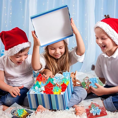 Miniatura 7 de Paquete de 32 recuerdos de fiesta de Navidad para niños de 4 a 8 años, mini llavero de juguetes antiestrés con tarjetas de Navidad para niños y