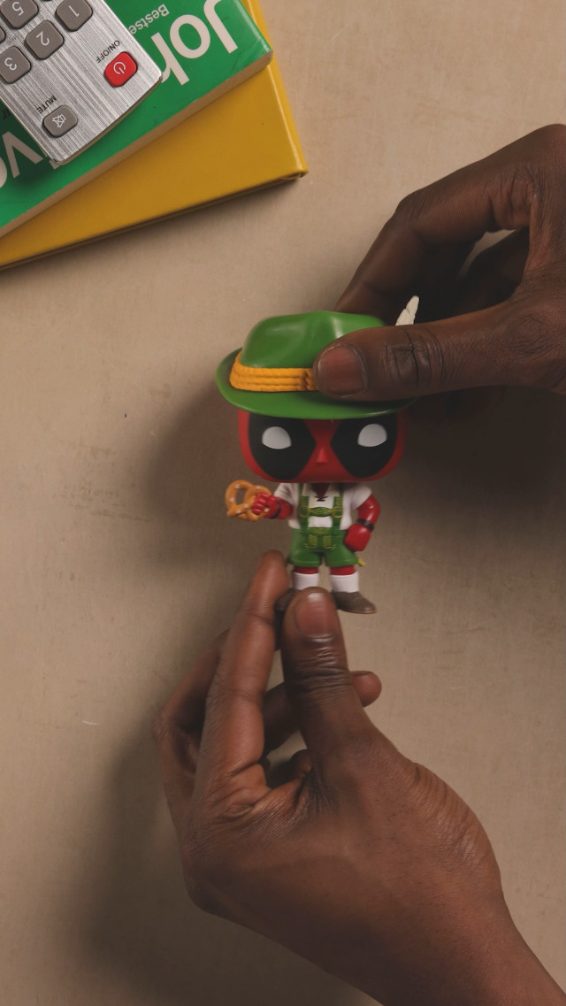 Funko Pop! Marvel: Lederhosen Deadpool In Bundle Con Protettore Acrilico Byron's Attic - Edizione Limitata