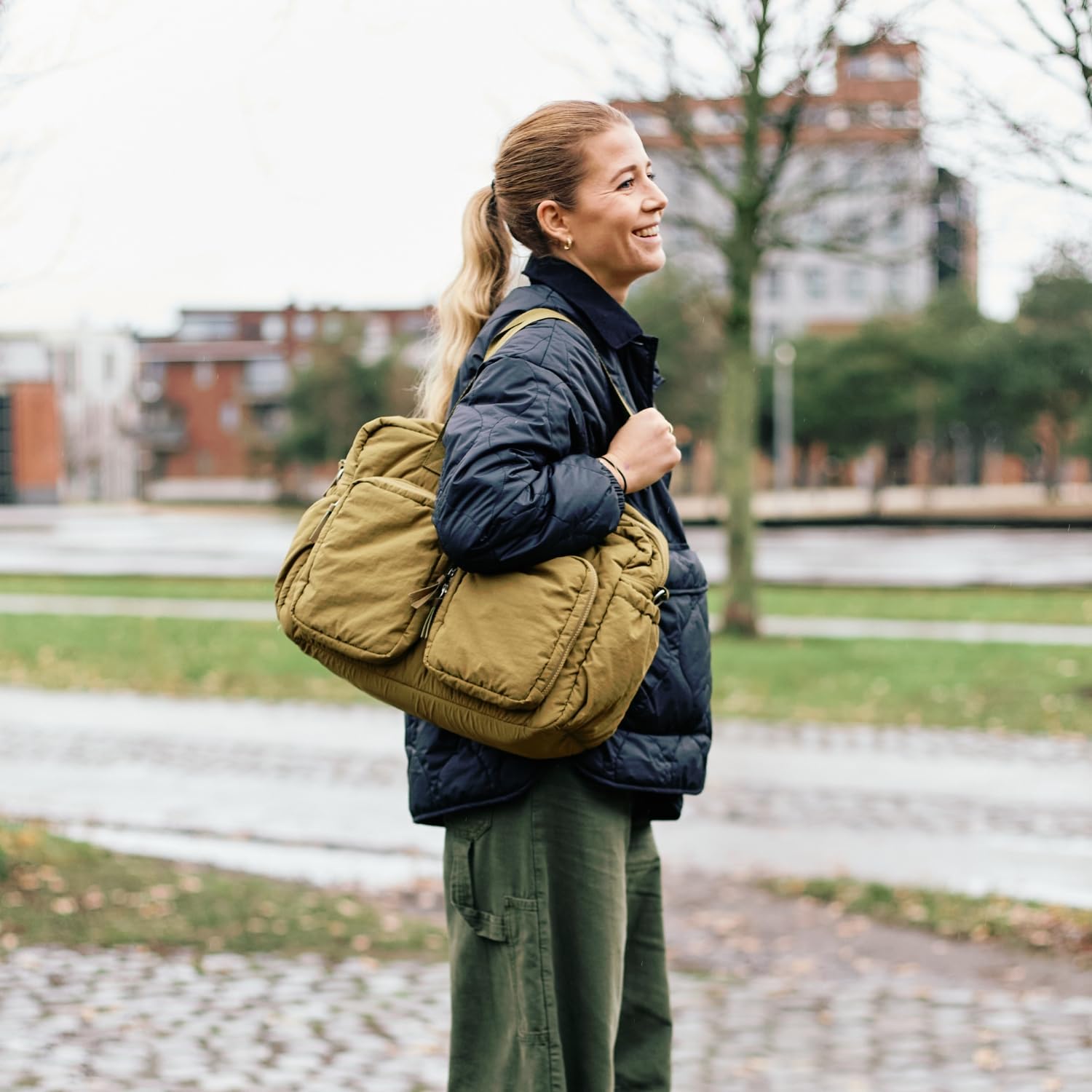 CHILDHOME, Wickeltasche Mellow, Gepolsterte All-In-One Nursery Tasche, Mehrere Fächer, Thermotasche, Feuchttücher Fach, Zubehör Inklusive, Khaki