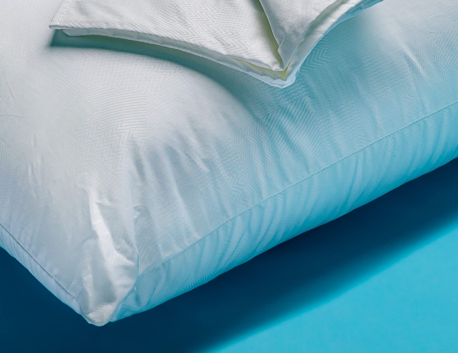 Fabe | Almohada Largo clásico de 110 cm, cojín Suave clásico para Dormir, una Plaza y Media, Dos Fundas de Almohada con Solapa, Relleno Suave e hipoalergénico, 110 x 45 cm