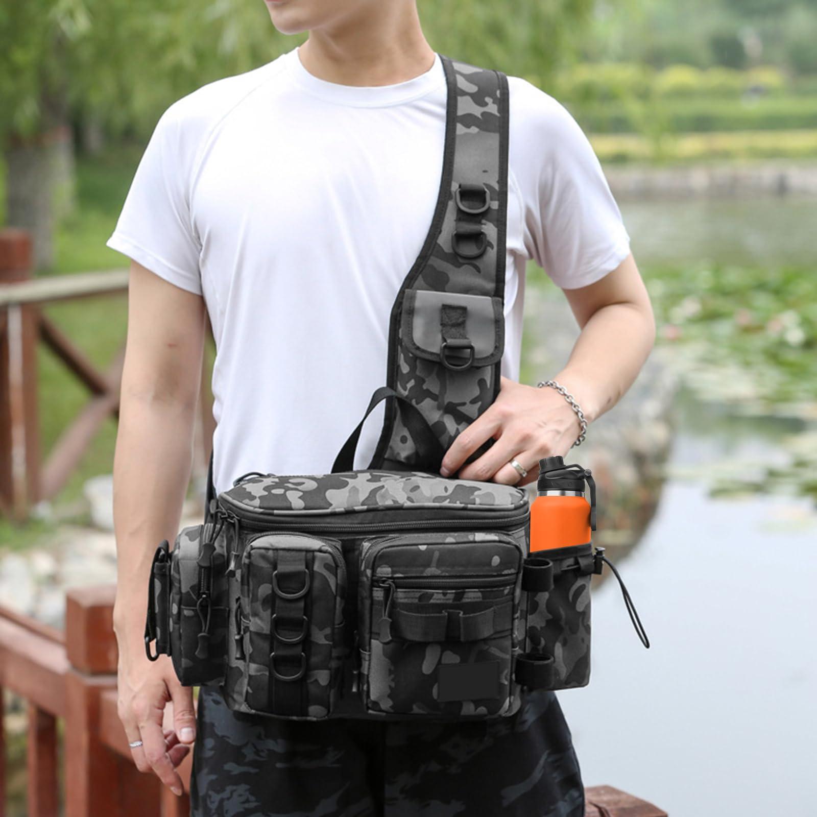 Zimoer Borsa Tracolla da Pesca, Borsa per Attrezzatura da Pesca con Porta Canna, Zaino Impermeabile per Escursionismo, Caccia, Campeggio, Attività all'aperto (Nero Mimetico)