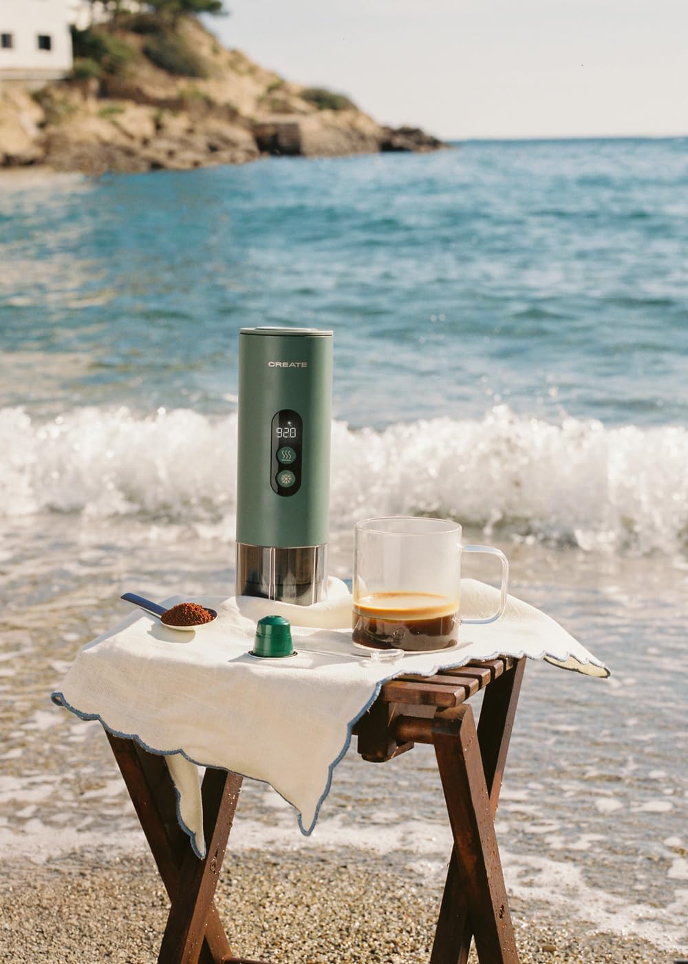CREATE / THERA MOVE/Cafetera express portátil con funda de transporte para cápsulas y café molido verde sage/Preparación en frío y en caliente, 15 bar, capacidad de 80ml, 150W