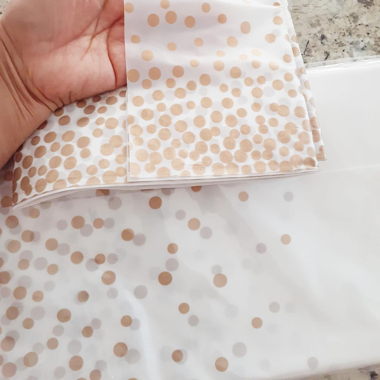 6er-Pack Tischdecken mit rosédenen Punkten für rechteckige Tische, 137 x 274 cm, weiße Kunststofftischdecken, wasserdichte Einweg-Partytischdecken, Tischdecke mit denen Punkten und Konfetti für