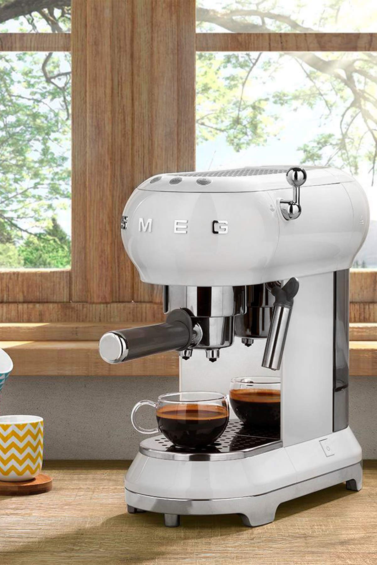 Smeg ECF01WHEU Manual Espresso Maschine, 1350W, 1 l Wassertank, Weiß