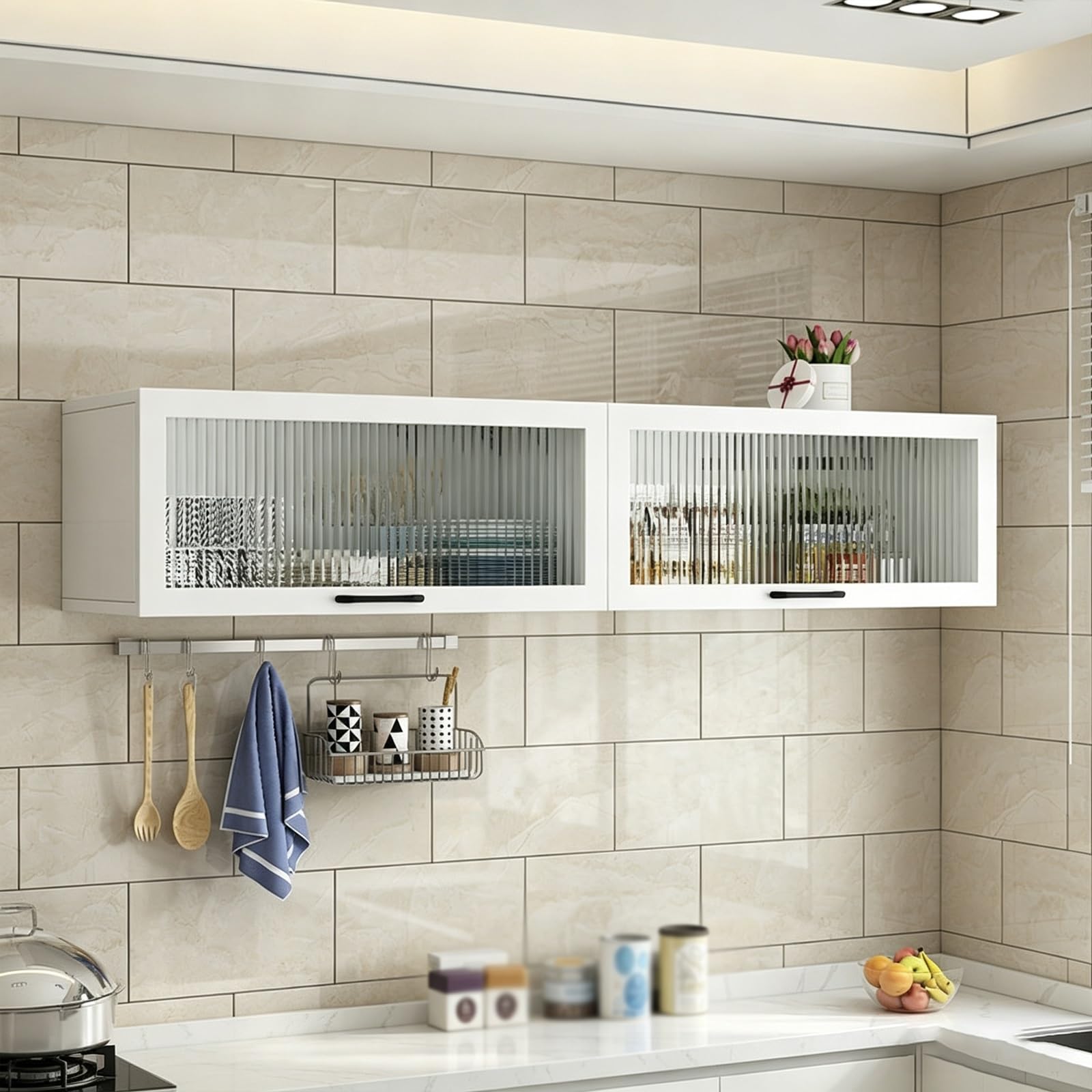 Vitrina mural de madera maciza y vidrio blanca para organizar cocinas estrechas de 120cm