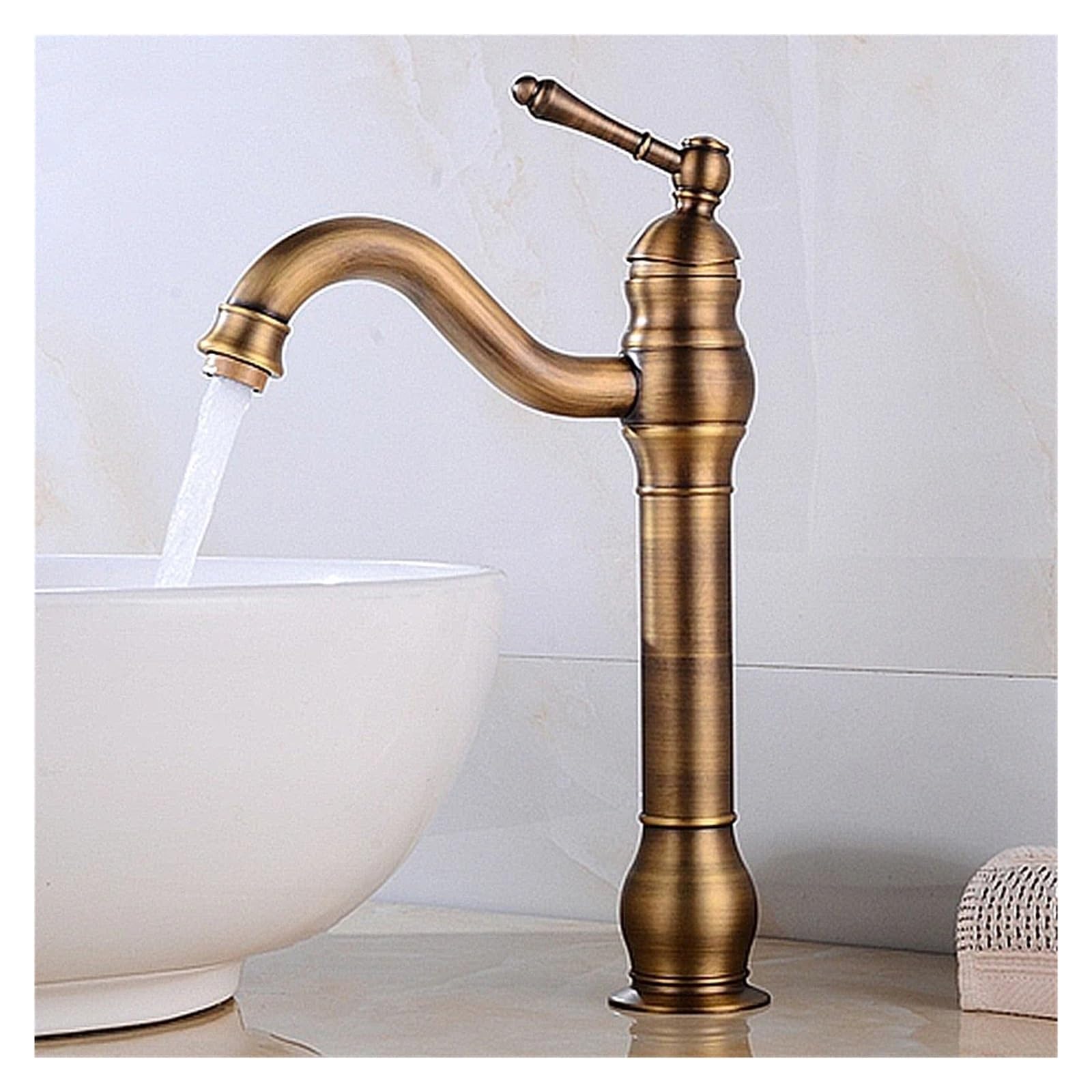 Robinet de cuisine en bronze pour un usage quotidien dans une maison chaleureuse