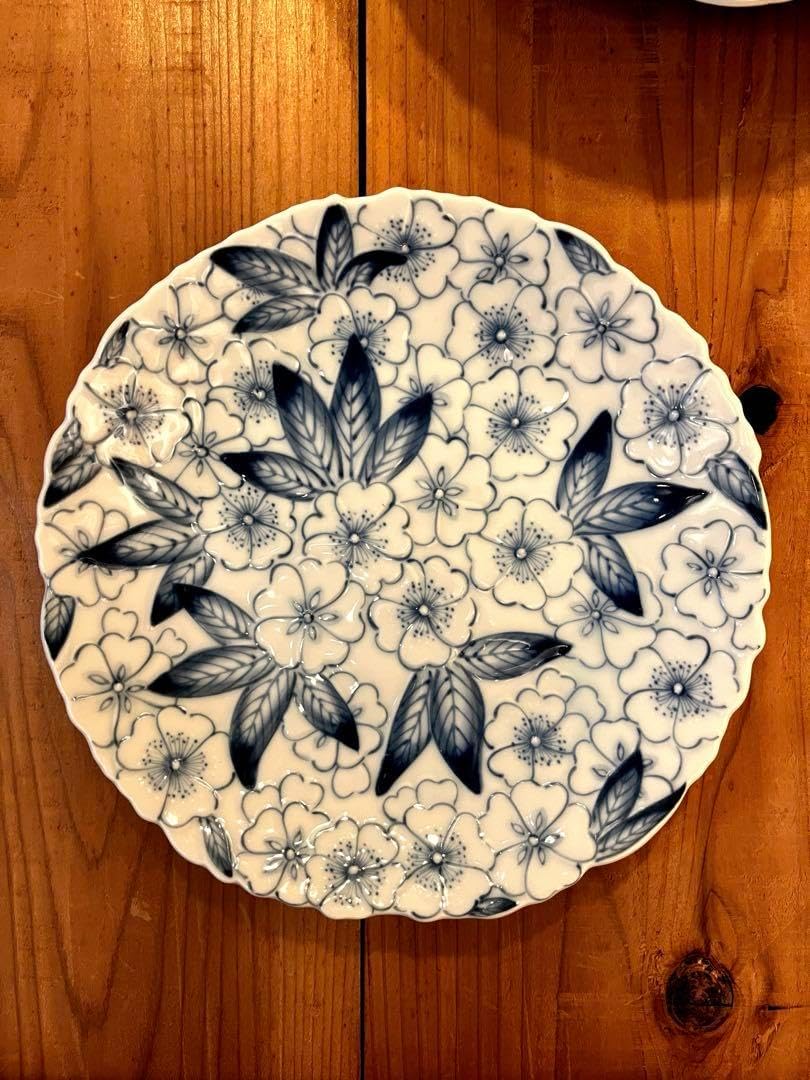 4連休セール最終価格 未使用品 陶芸家 鹿児島睦 黒の花図案のプレート　美術品 鹿児島睦 作品集 | nekosha 4連休セール最終価格 未使用品 陶芸家