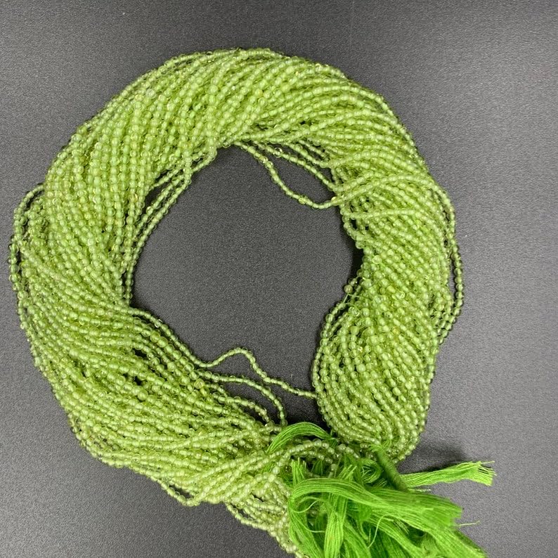Perles en péridot naturel de 2mm, la solution pour colliers délicats