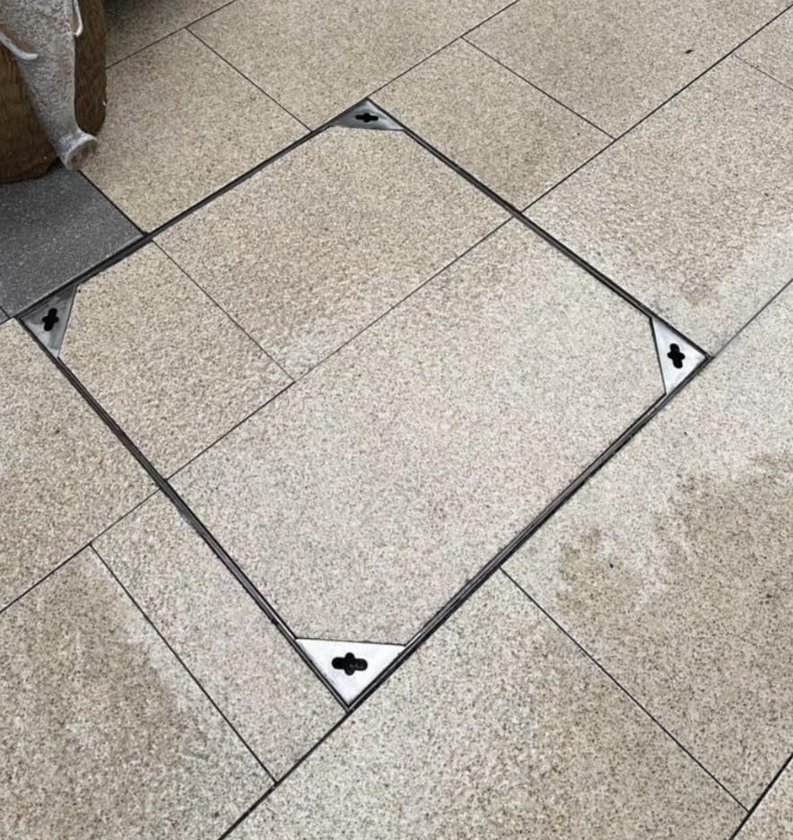 Couvercles de regards discrets pour terrasses et cours en acier inoxydable de taille 450x450 mm