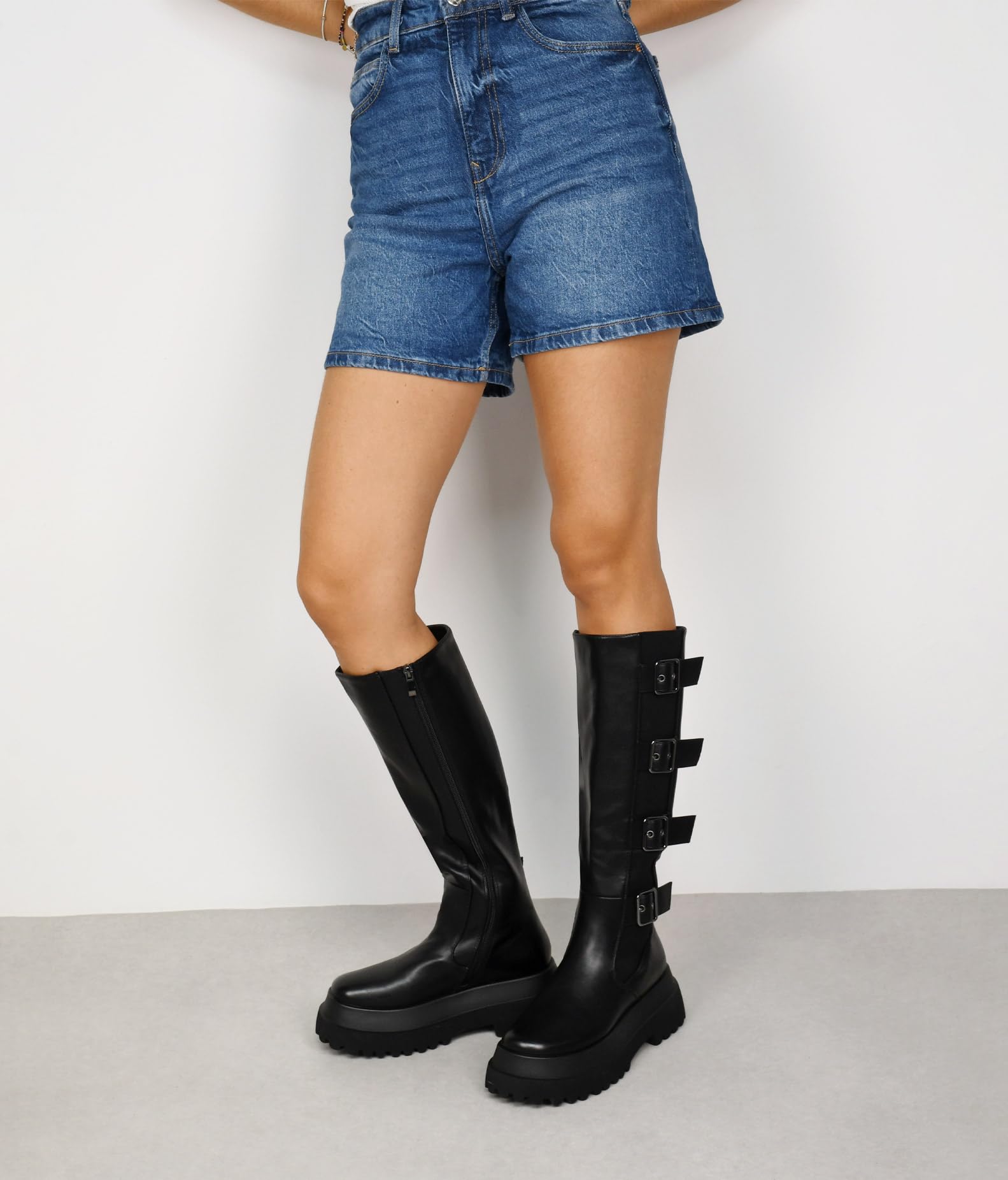 BOSANOVA Botas Altas Negras para Mujer con elástico Lateral, Tiras con Hebillas Ajustables y Suela de Plataforma Doble de 6.5 cm. Cierre con Cremallera Interior. Calzado para Mujer
