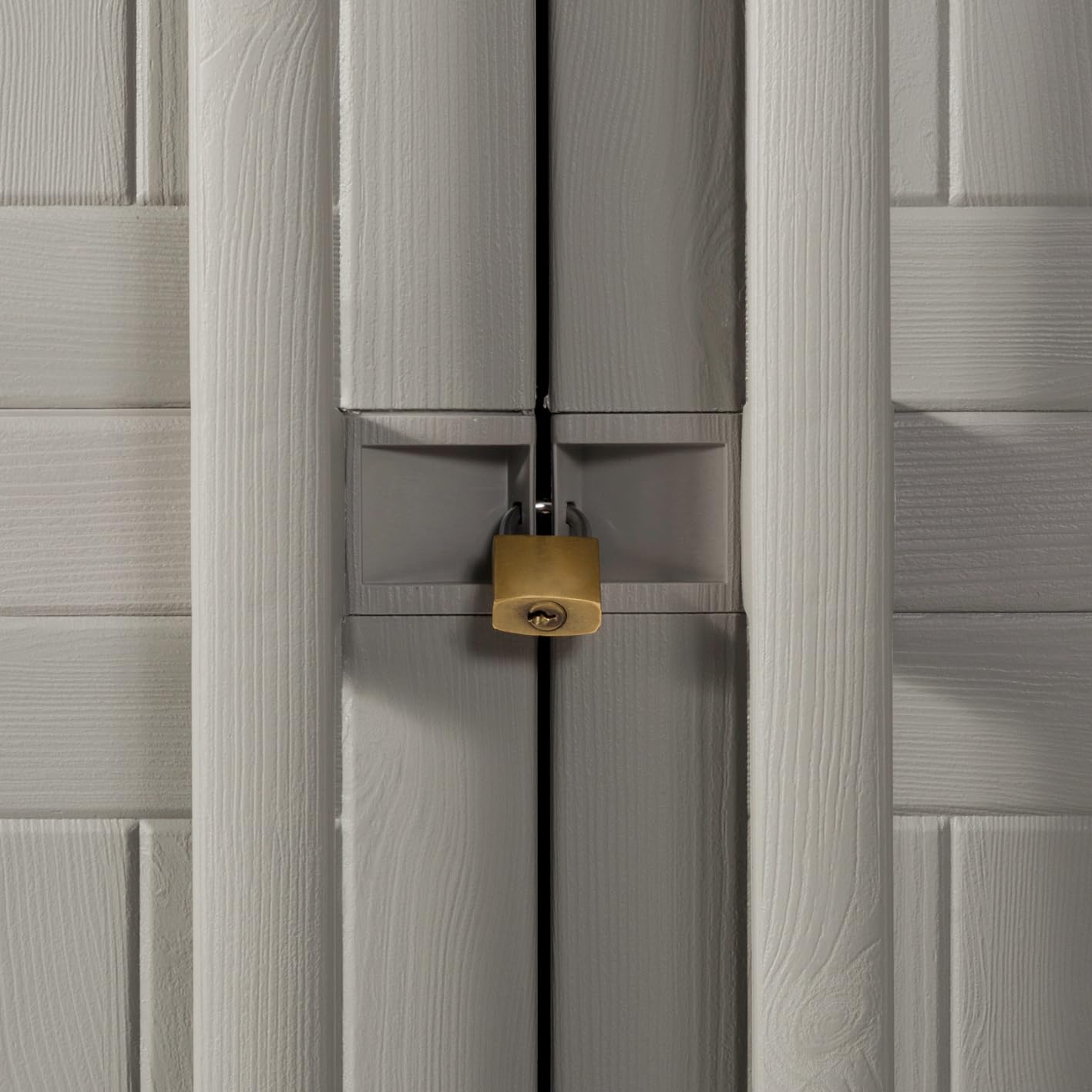 Toomax Armadio Wood Midi a 3 ante con 4 ripiani regolabili, 97x37x173h cm in plastica resistente effetto legno grigio tortora, con piedini e predisposizione per lucchetto, ideale per garage e cantine