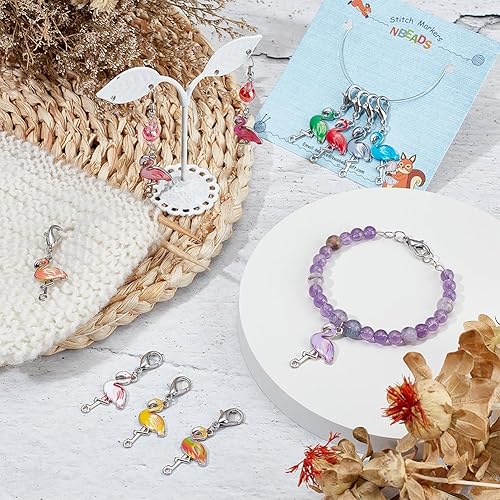 Miniatura 5 de NBEADS 24 marcadores de puntada de flamenco, aleación esmaltada de ganchillo, dijes extraíbles de pinza de langosta para tejer, tejer, coser y hacer