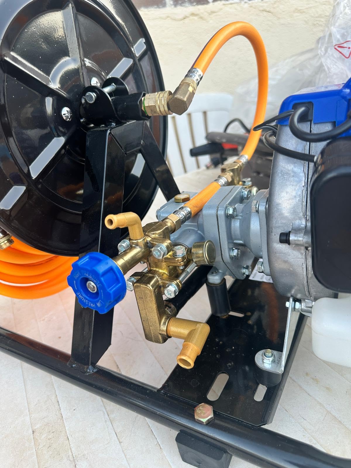 Powertec Pulverizador a Gasolina P980, Motor 2 Tiempos 26 cc, Bomba de Pistón, Presión 2-25 Bar, Caudal 6-8 L/min, Manguera 20 Metros