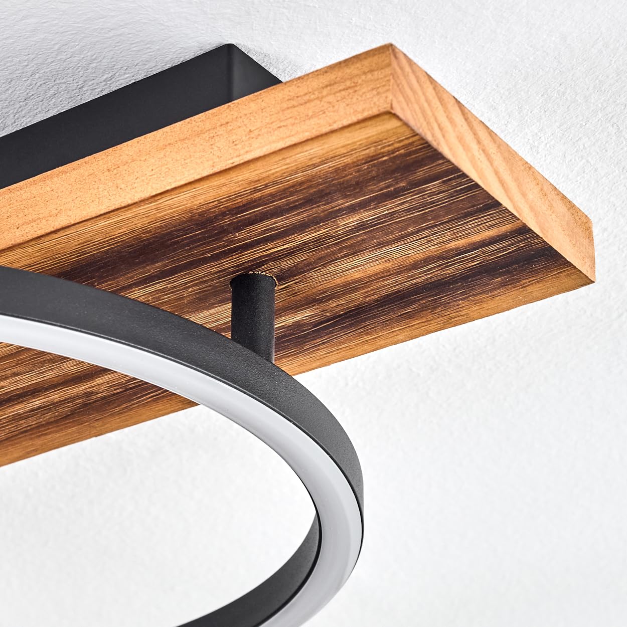 HOFSTEIN LED Deckenleuchte Pompu, Deckenlampe aus Metall/Holz/Kunststoff in Schwarz/Holz dunkel/Weiß, 3000 Kelvin, moderne Leuchte mit Holzbalken für Schlafzimmer, Esszimmer, Wohnzimmer, Küche, Flur