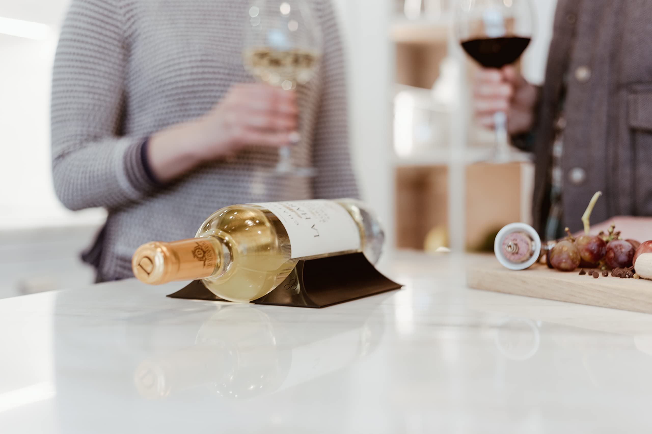 El estante de vino de metal compacto que es el regalo perfecto para los amantes del vino (negro azabache) 2