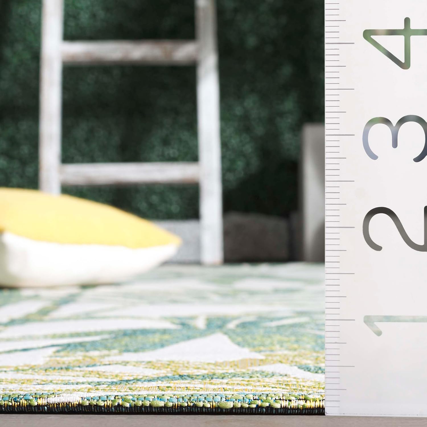SAFAVIEH Washable Rug Outdoor Barbados Collection - 6'7" Round, Ivory & Green, Non-Shedding & Easy to Clean, Ideal for Patio, Backyard, Mudroom (BAR561A)