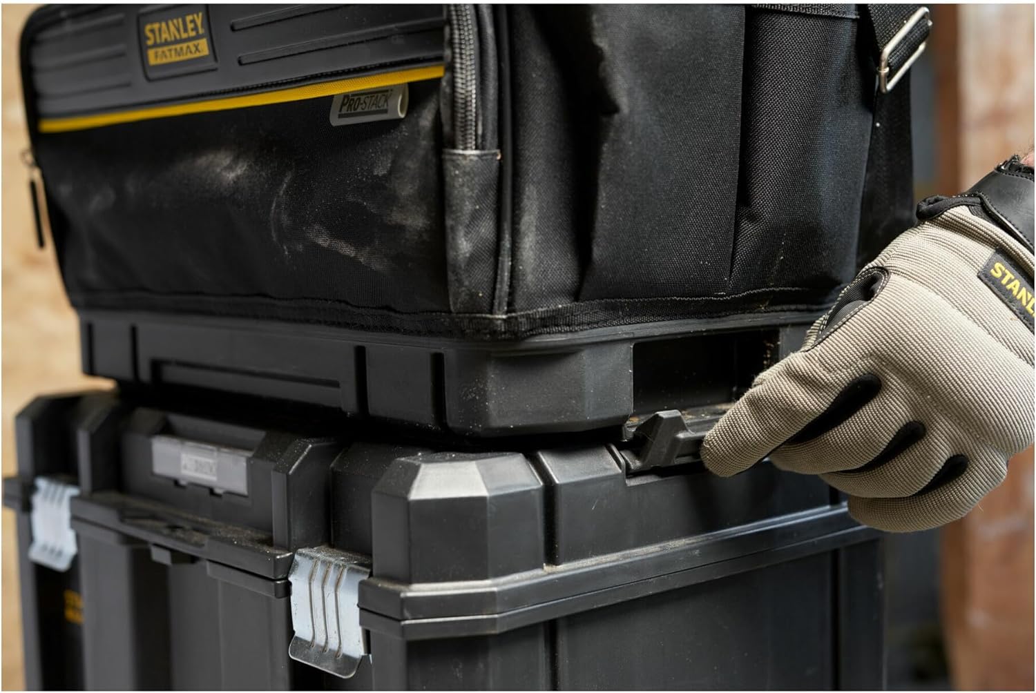 STANLEY FatMax® PRO-STACK™ Soft Bag features multiple pockets and tool loops for maximum organisation of screwdrivers, pliers and other hand tools.