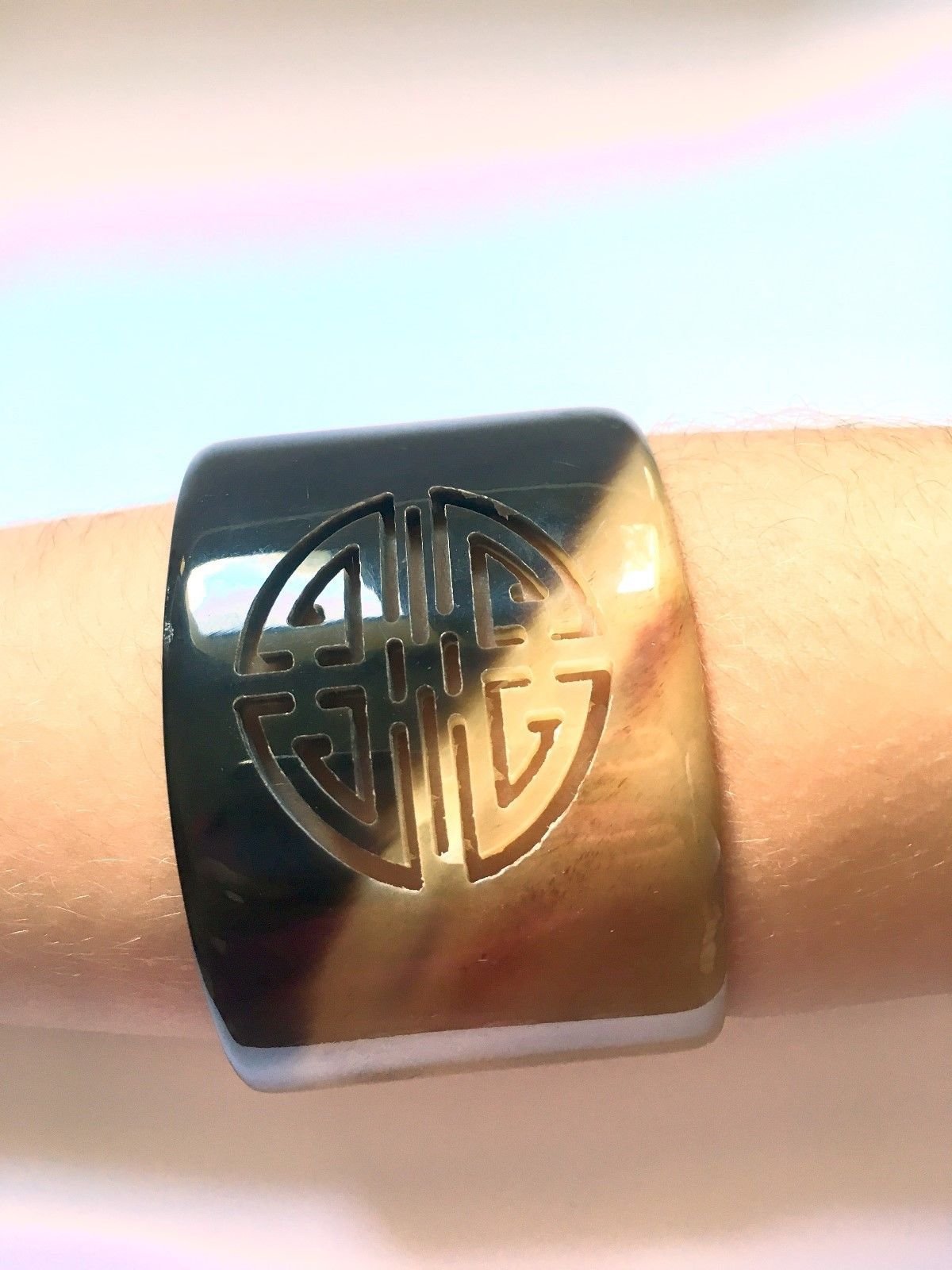 Bracciale di bufalo con il simbolo della prosperità intagliato a mano in bracciale ampio e marrone