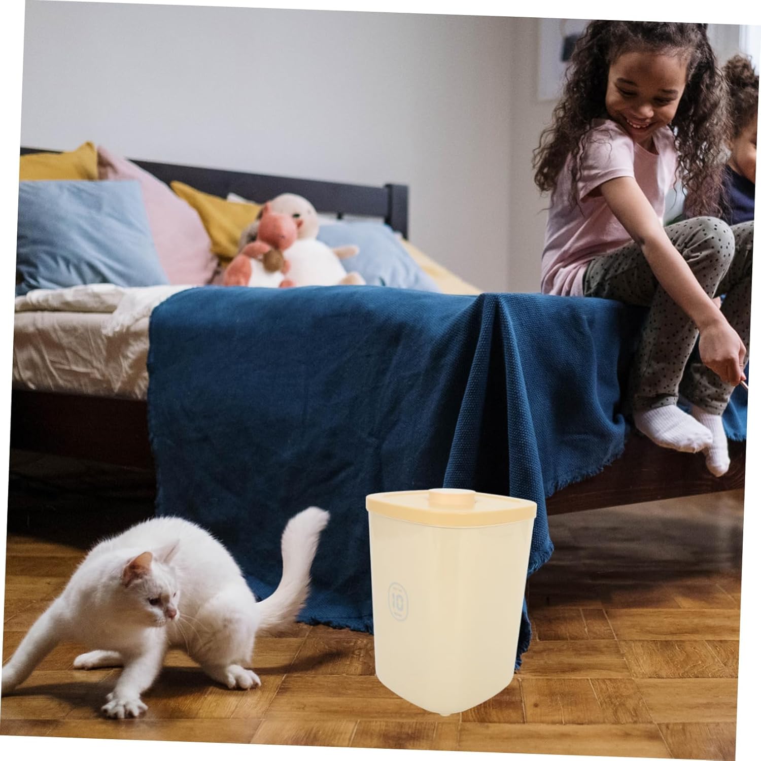 Vacuum Sealed Pet Food Container Capacity Airtight Storage Bin for Dog and Cat Food Moisture Grain Bucket for Pet Owners