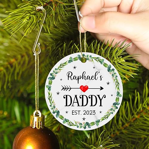 Vista 16 de Adorno de Navidad con texto en inglés "Your First Christmas As My Daddy 2025", regalo de recuerdo personalizado para nuevo papá Adorno Your Are