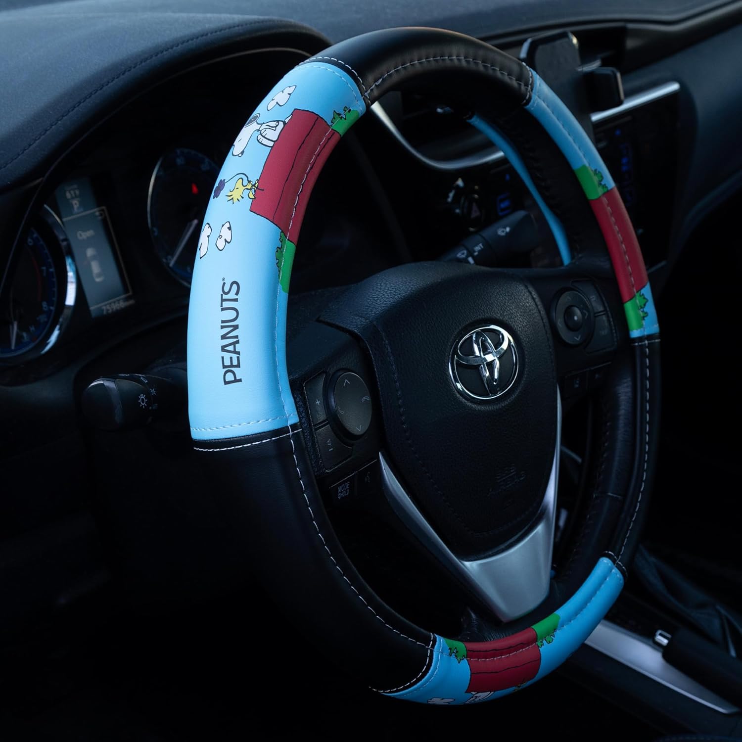 Plasticolor 006795R01 Peanuts Snoopy on Doghouse Steering Wheel Cover