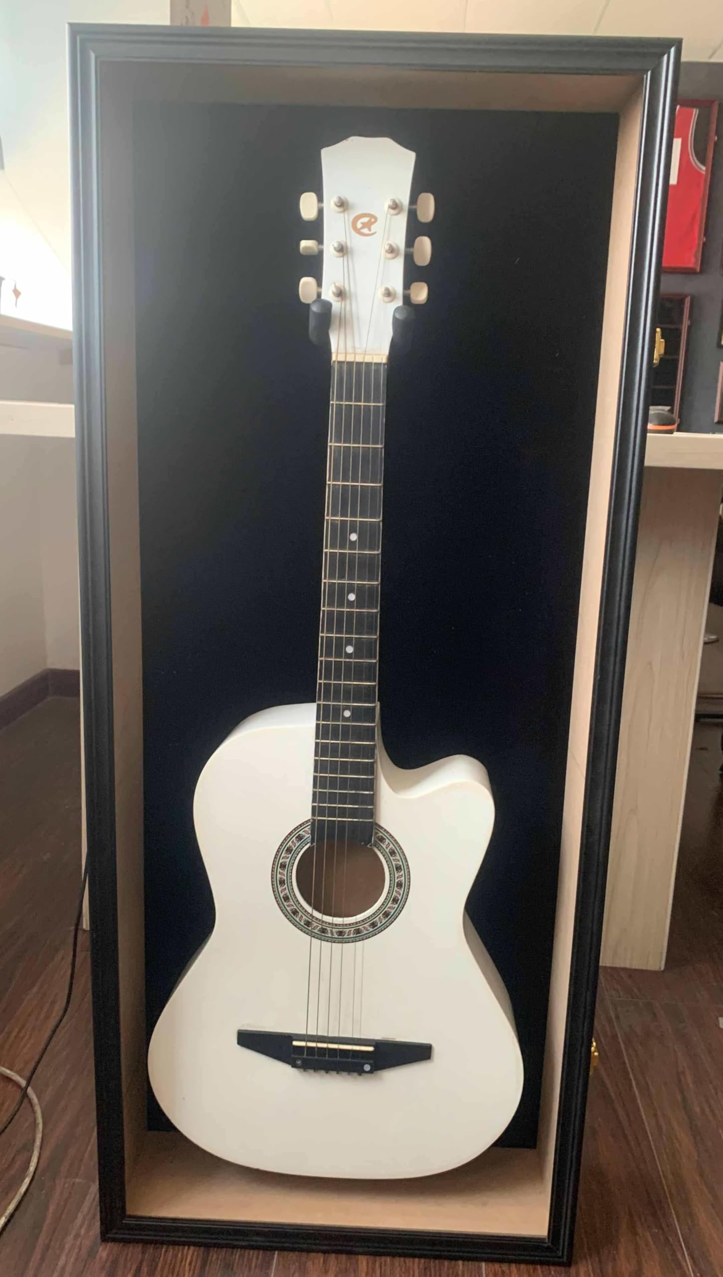 ONE SHOP Espositore per Chitarra Acustica o Classica Vetrina in Legno Nero con Serratura e Rivestimento Rosso, Display da Parete per Collezione Chitarre 110x11x50 cm