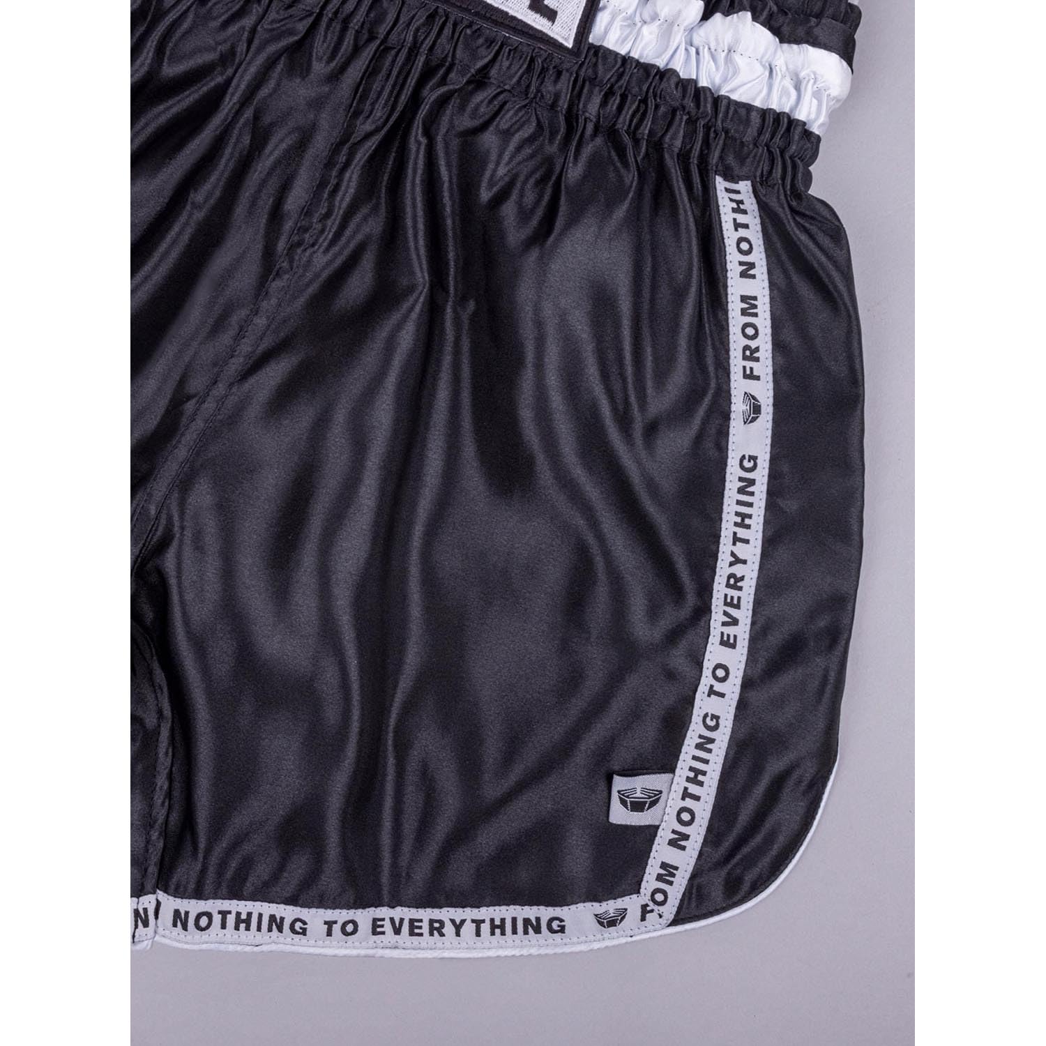Muay Thai Shorts, Label, Schwarz, Kickboxhose für Training & Wettkampf, Thaibox Shorts Satin, Atmungsaktiv, Langlebig, Kampfsporthose für MMA, K1, Boxen, Thai Boxen