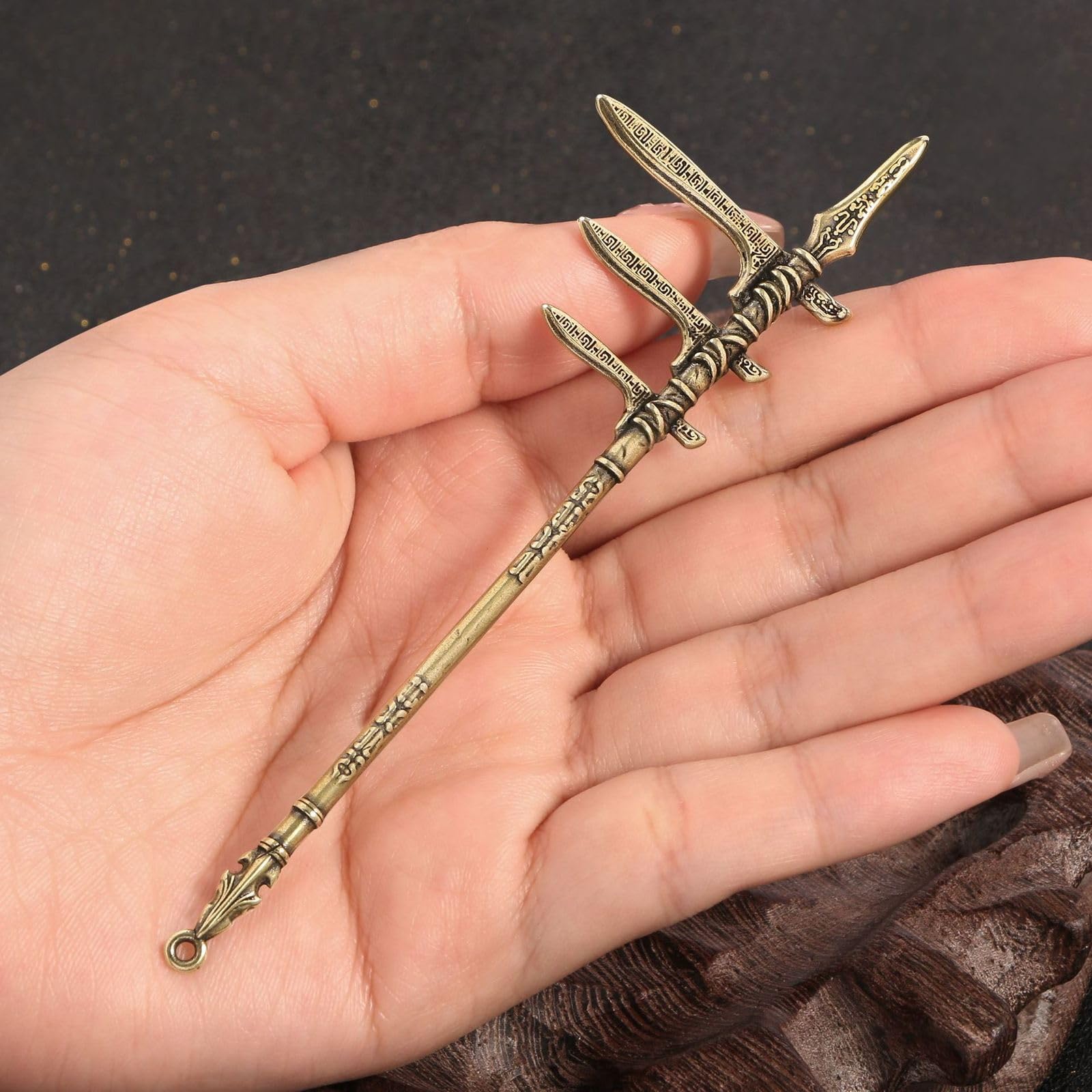 NBKLSWSUI Handmade Brass Creative Ancient Weapon Model Sculpture Figurine Copper Small Sculture For Living Room Home Office Desk Bedroom New Homeowners Feng Shui Sculptural