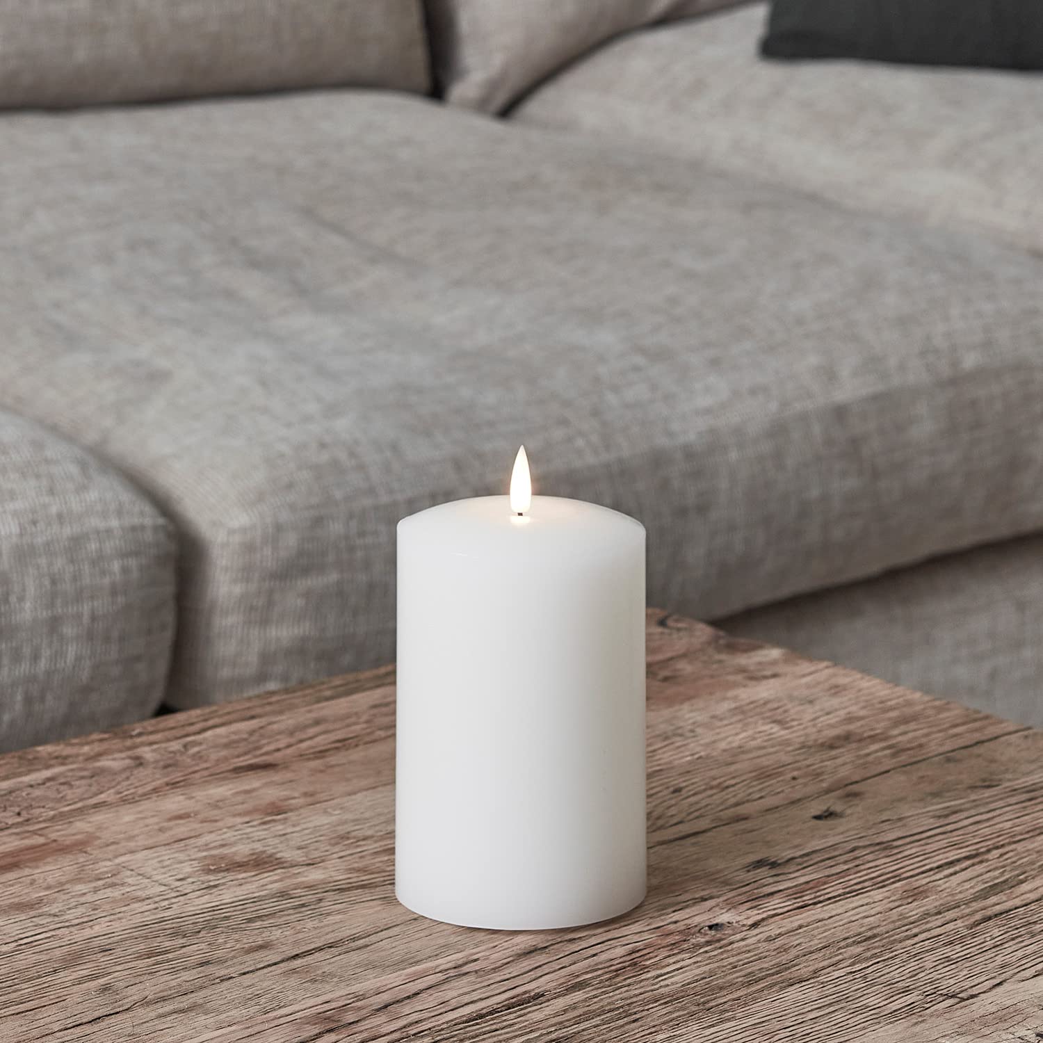 Lights4fun TruGlow® Small Battery Operated LED Flameless Chapel Pillar Candle with Timer White Wax 15cm
