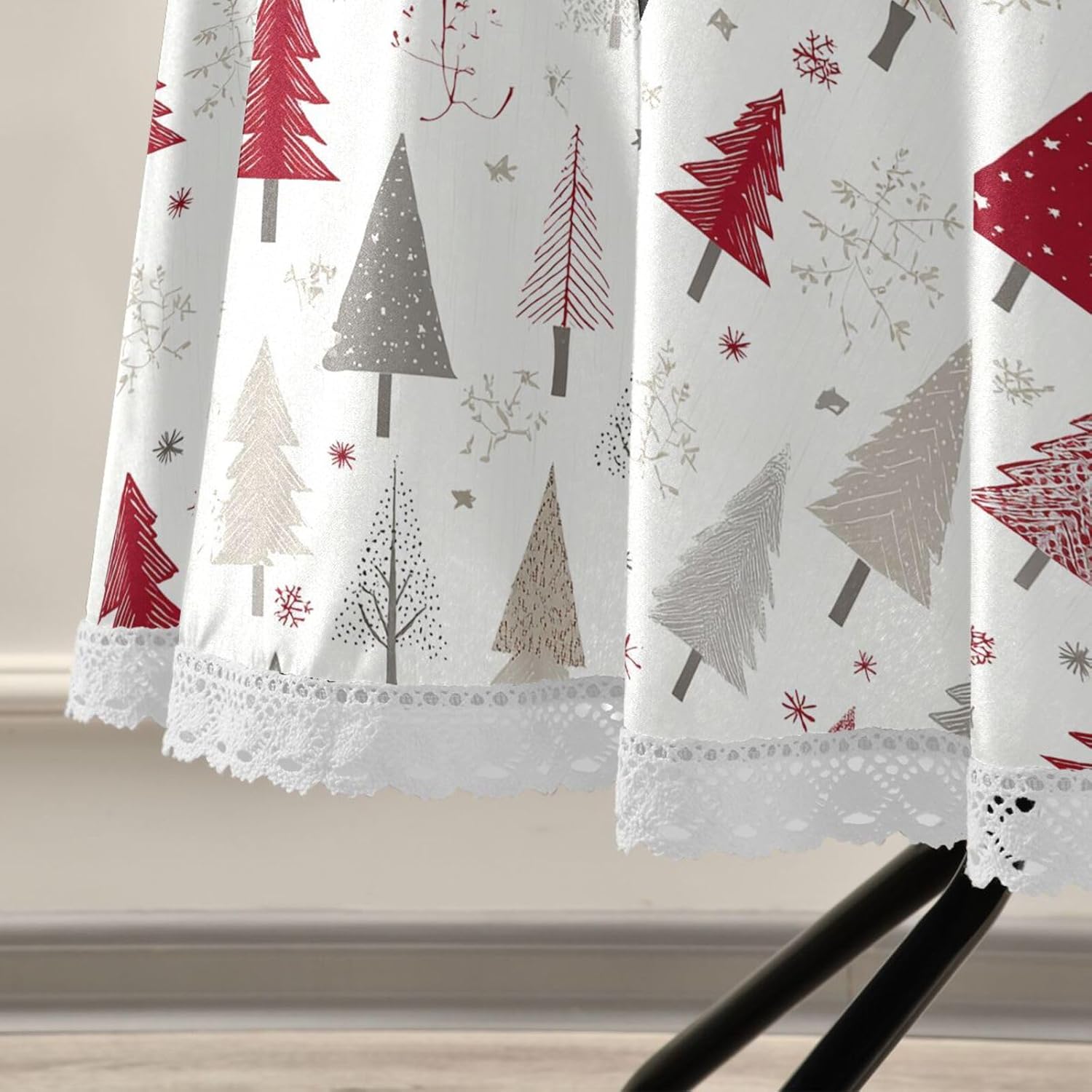 Pfrewn Cute Christmas Tree Round Tablecloth 60" Winter Xmas Tree Rustic Farmhouse Winter Tablecloths with Lace Washable Stain Resistant Tablecover for Kitchen Dining Xmas Holiday Home Party Decor