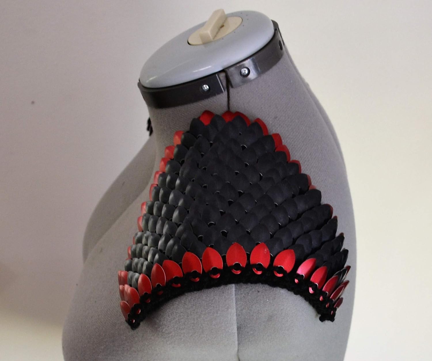 Armor Pauldrons in knitted Dragonhide Scalemail - Black with red edges