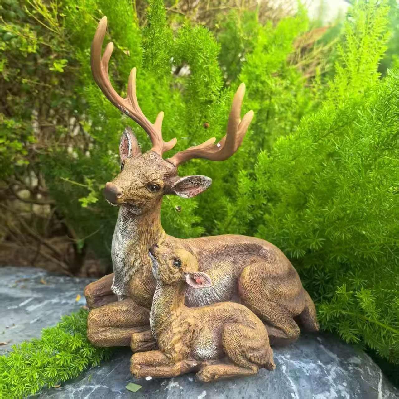 Realistic Mother Baby Deer Statue, Heartwarming Family Doe & Fawn Garden Sculpture from Durable Resin, Weather-Resistant Outdoor Lawn Yard Decor for Garden Patio, Indoor Home Art