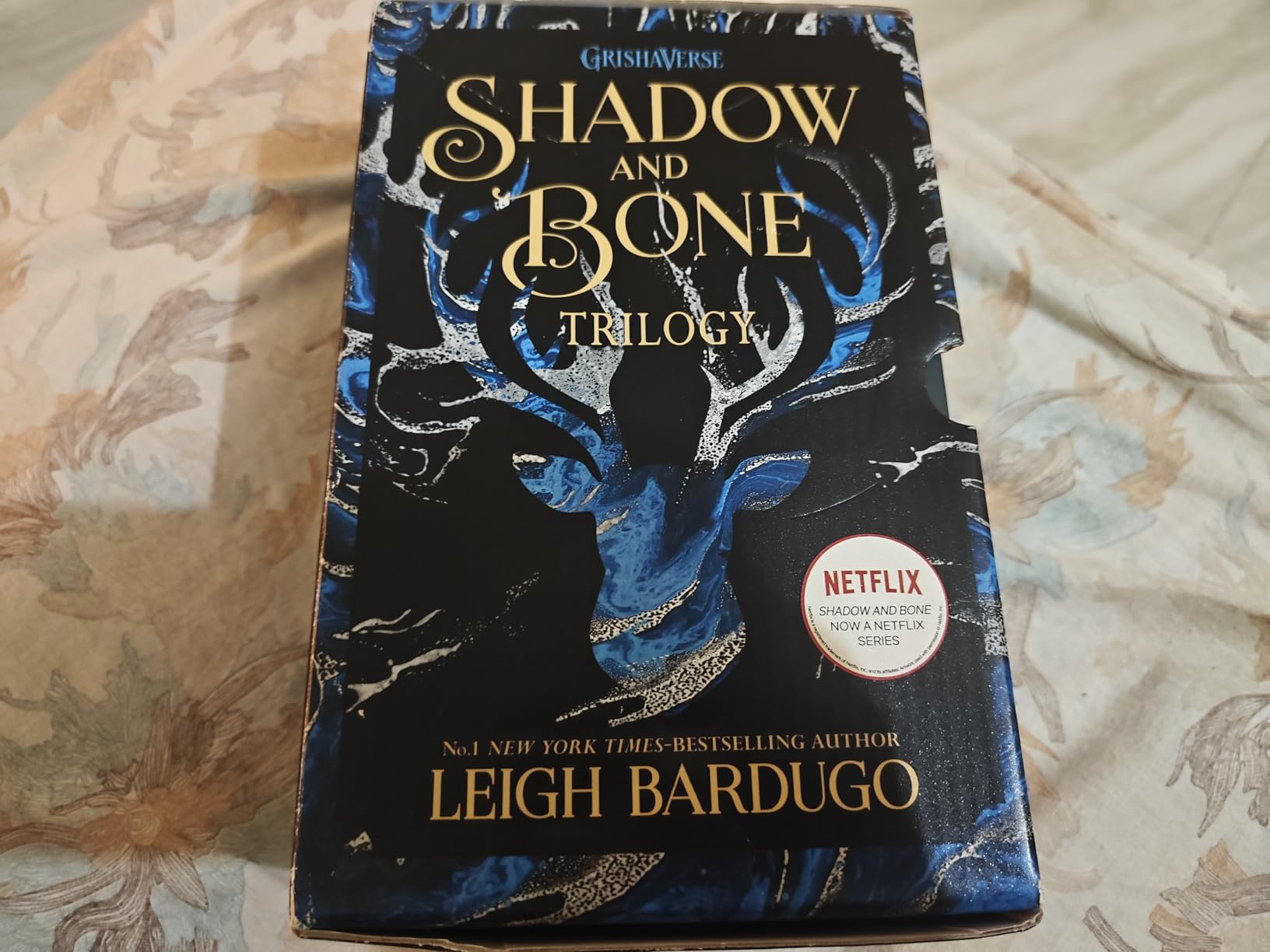 The Shadow and Bone Trilogy Boxed Set: Shadow and Bone, Siege and Storm ...