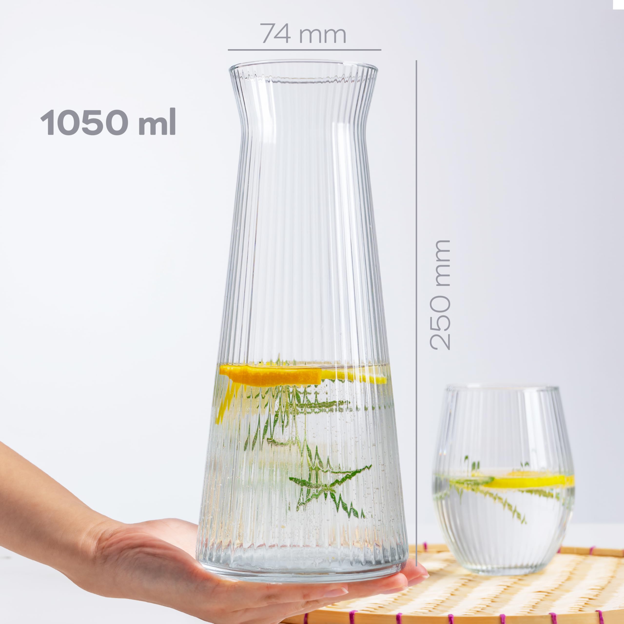 KONZEPT 2 Stk. Wasserkaraffe aus robustem, geriffeltem Glas – 1 Liter, spülmaschinenfest, BPA-frei, stilvoll und stabil