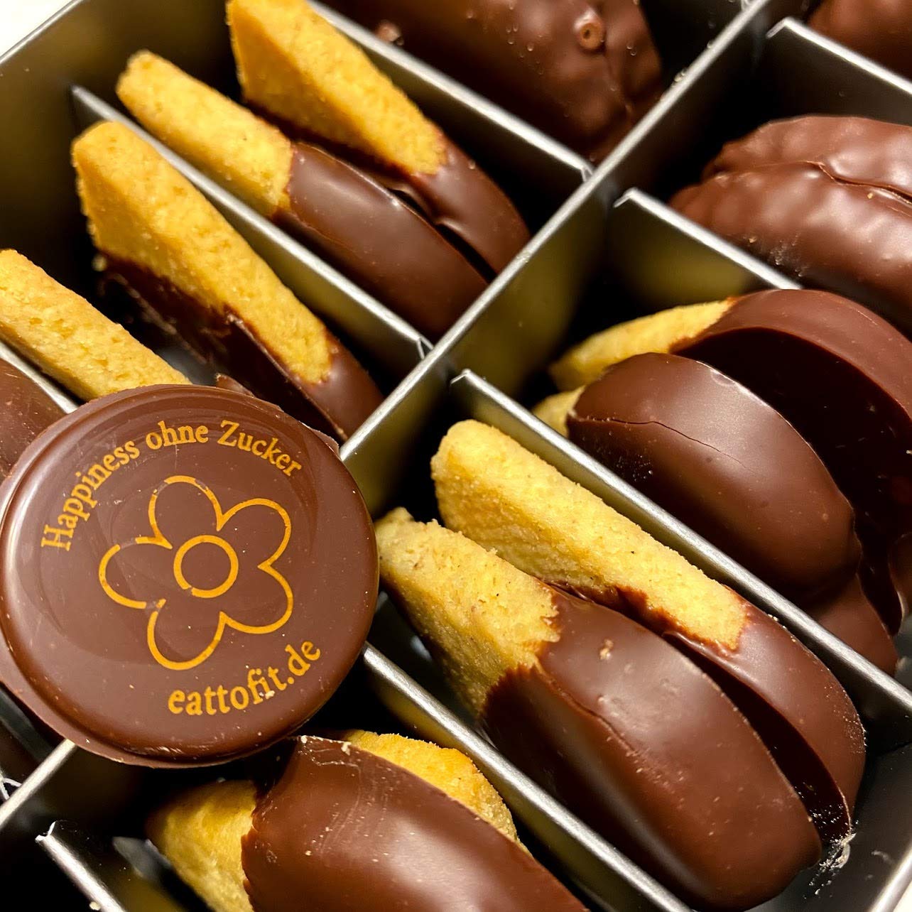 Eat to Fit 3 Flavors – Keksbox mit Vanille, Schokokrock & Kakao Xtreme – ohne Zuckerzusatz – 28 Stück – mit dunkler Schokolade