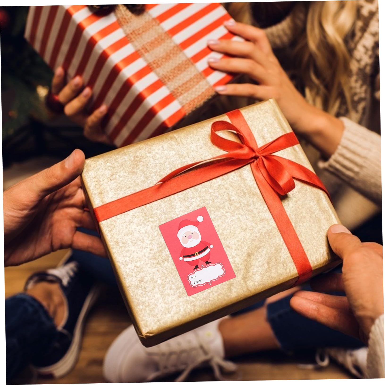 Angoily 4 Rollen Weihnachtsaufkleber Selbstklebende Sticker mit Buntem Weihnachtsmuster Langlebig Einfach zu Kleben für Geschenke Karten DIY Dekoration und Festliche Verpackungen