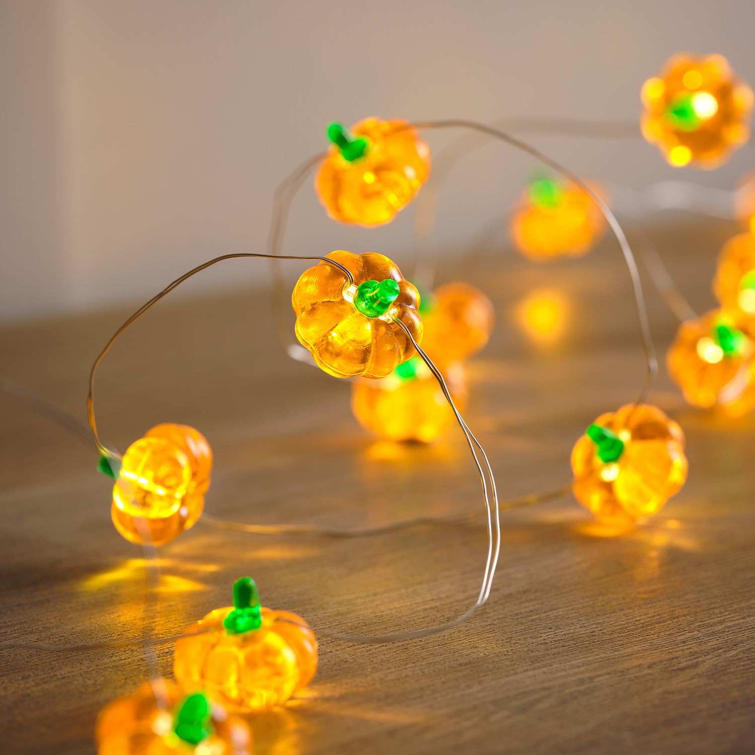 Lights4fun Indoor 20 Warm White Micro LED Battery Operated Autumn Halloween Pumpkin String Fairy Lights with Timer 2m