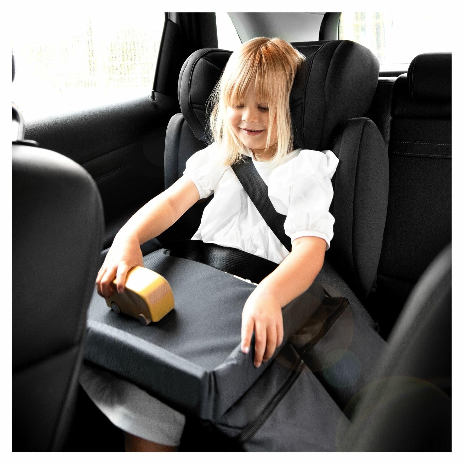 hauck Play On Bandeja Niños Coche - Mesa Plegable Infantil para Entretenimiento en Viajes - Múltiples Compartimentos - Bordes Elevados - 40x34 cm - Gris