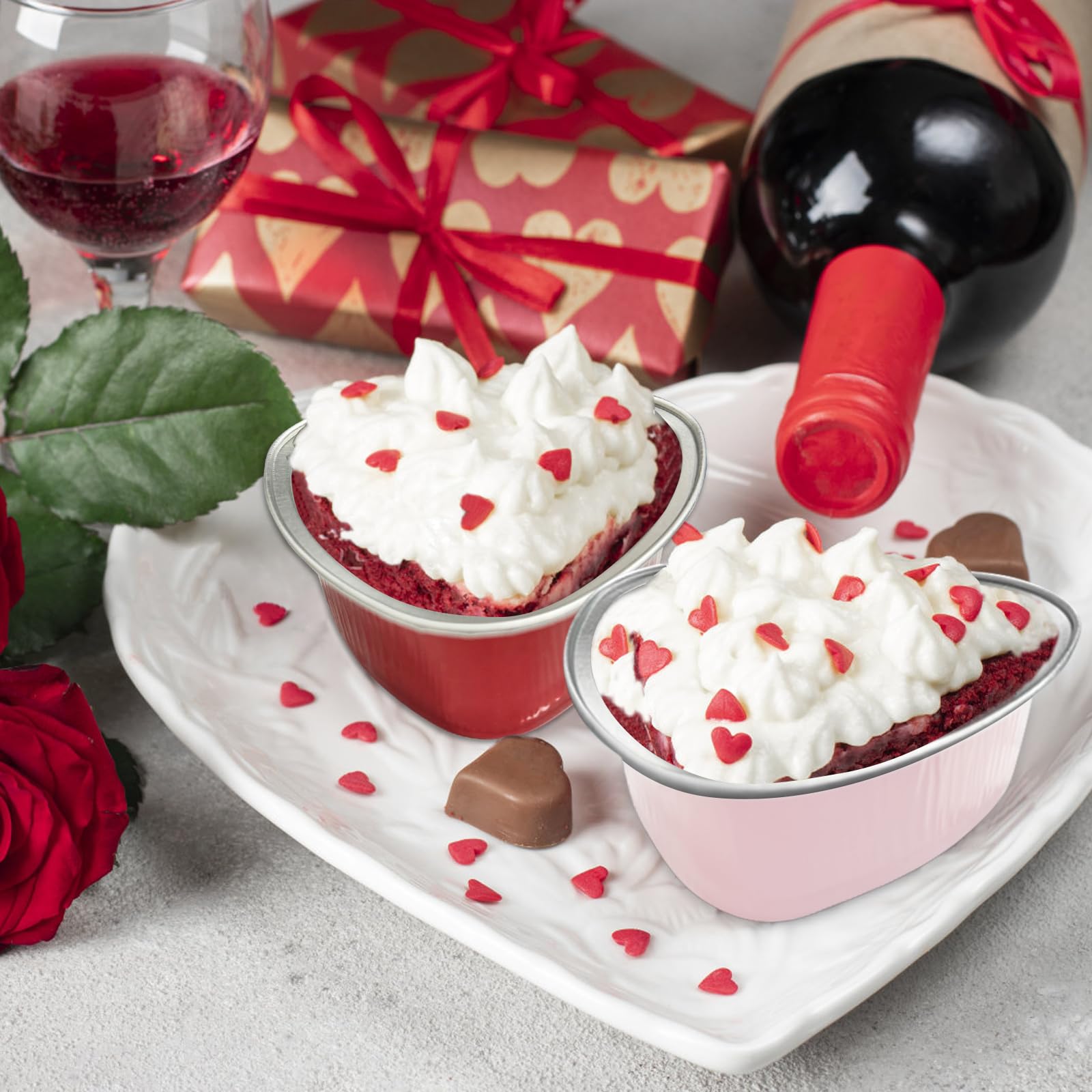 100 moldes para tartas en forma de corazón con tapas, mini moldes de papel de aluminio para hornear cupcakes de 3.4 onzas, recipientes desechables en forma de corazón para el día de San Valentín, día