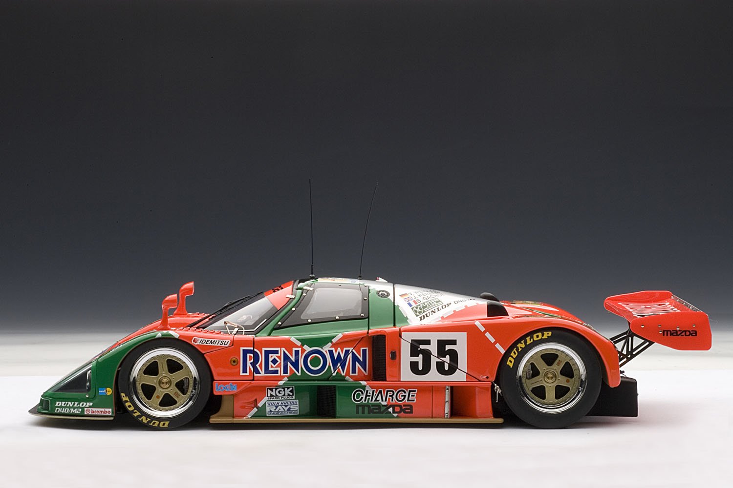 AUTOart 1/18 マツダ787B 1991年ル・マン優勝車 Amazon | AUTOart 1/18 マツダ 787B (優勝トロフィー付属) '91 ル