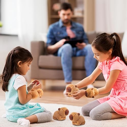 Miniatura 6 de Simgoing 2 pulseras de animales de peluche Capybara Huggers Slap Bracelets de 8.5 pulgadas, muñequera de peluche de Capybara, banda de peluche para